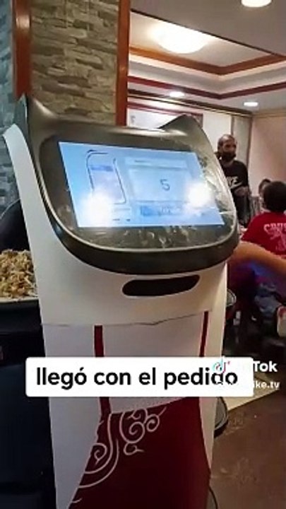 'Robot mozo' en Chifa de Los Olivos asombró a comensales: "Sin propina, no hay sopa"