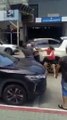 Homem musculoso agride pai e filho durante briga de trânsito