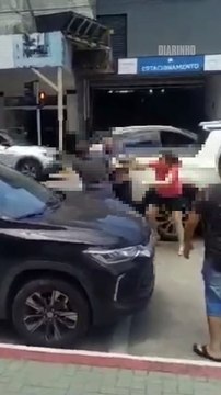 Homem musculoso agride pai e filho durante briga de trânsito