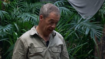 Télécharger la video: Nigel Farage jokes he’s eyeing up prime minister job to I’m a Celeb camp