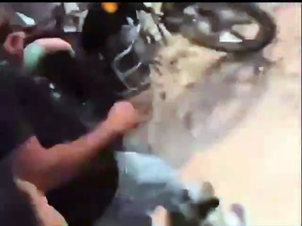 A refém Noa Argamani, 26 anos, é filmada ao ser levada pelo Hamas para a Faixa de Gaza