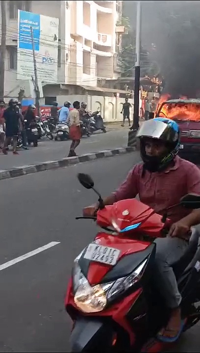 கேரளாவில் கொளுந்துவிட்டு எரிந்தபடி நீண்ட தூரம் பயணித்த கார்; கீழே குதித்து தப்பிய ஓட்டுநர்