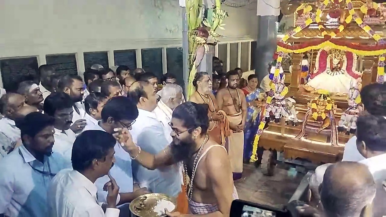 மலைக்கோட்டை மாணிக்க விநாயகர் ஆலயத்திற்கு புதிய தேர்; அமைச்சர்கள் தேரை இழுத்து தொடங்கி வைத்தனர்