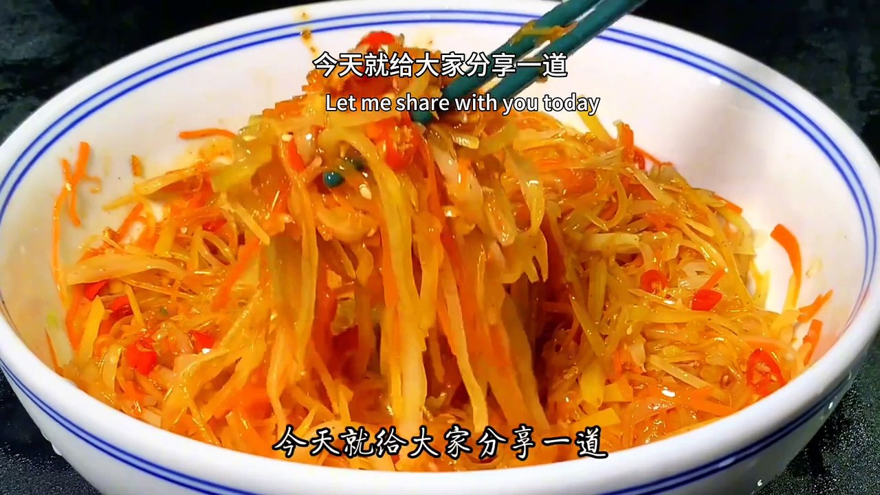 Chinese cuisine recipe, chef teaches you how to make sour and spicy potato shreds,the taste is crisp
