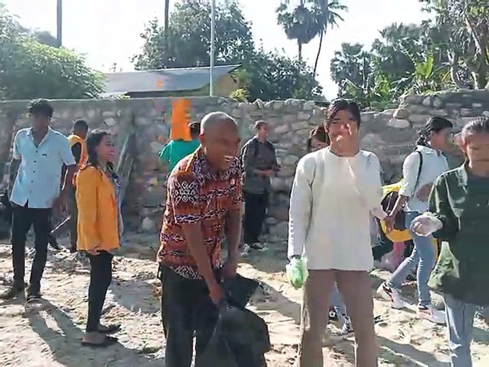 Aksi Bersih Pantai di Oesapa
