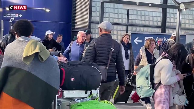 Un chauffeur de taxi menace «d’égorger» une famille juive à l’aéroport d’Orly
