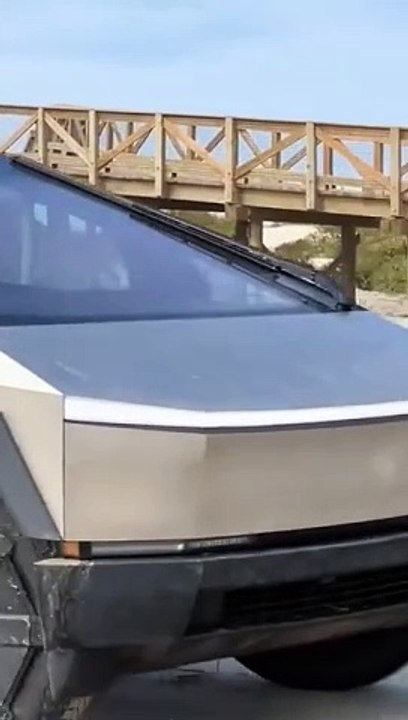 فيديو يرصد تسلا سايبرترك وهي تسير في مياه خليج المكسيك
