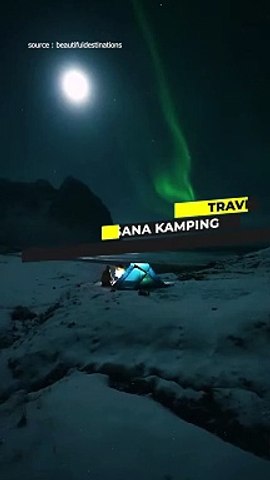 Suasana camping saat malam hari ditemani aurora yang indah