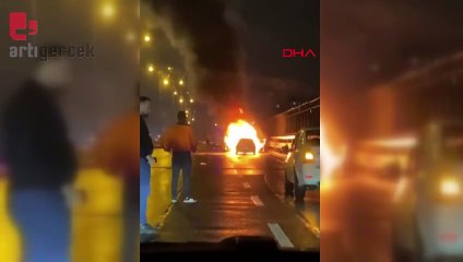 Otoyolda araba alev alev yandı