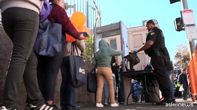 Los Angeles, pranzo benefico per i senzatetto per il Thanksgiving