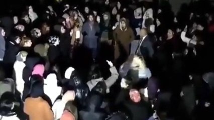 Video herunterladen: Yine KYK yurdu: Başına fayans düşen öğrenci yaralandı, arkadaşları eylem yaptı