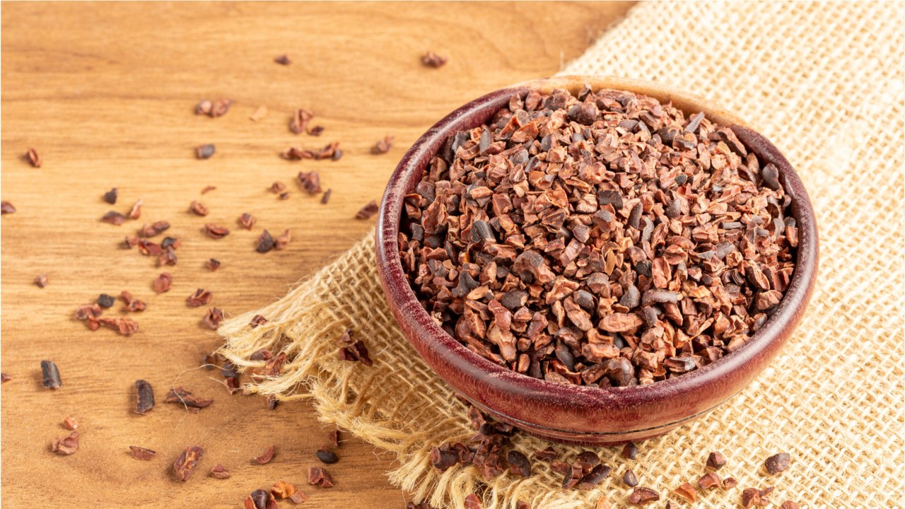 Bitteres superfood: deshalb sollte man es mit kakao-nibs nicht übertreiben