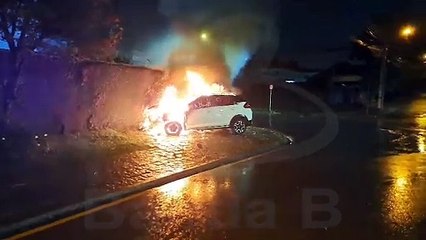 Tiggo pega fogo após acidente no Água Verde, em Curitiba