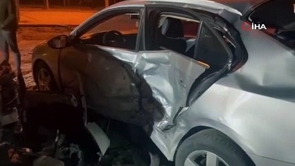 Kavşakta araçla çarpışan otomobil galeriye daldı: 3 yaralı