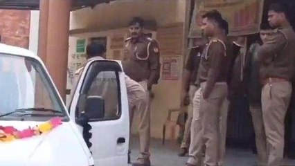 झांसी: युवक ने महिला की पीट-पीटकर की हत्या,घटनास्थल पर पहुंचे पुलिस अधिकारी