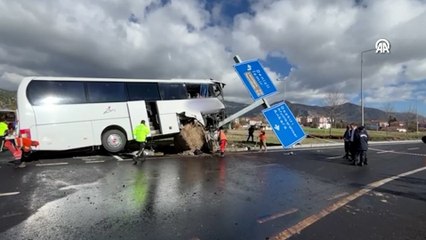 Download Video: Taylandlı turistleri taşıyan tur otobüsü kaza yaptı