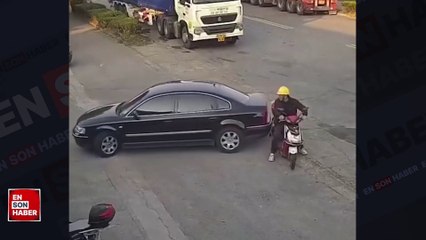 Kaza esnasında numara yapan adam kameraya yakalandı