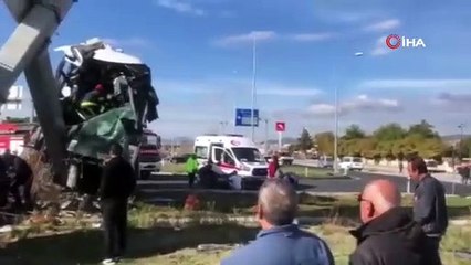 Turistleri taşıyan otobüsle otomobil çarpıştı: 20 yaralı!