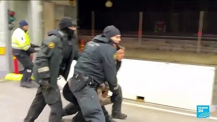 Finland says closes all but one border crossing to Russia