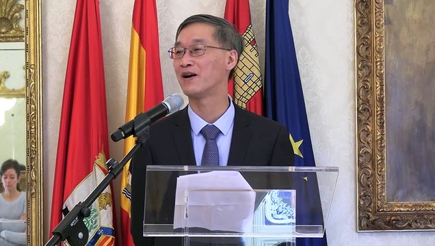 El embajador de China se interesa por el aprendizaje del español entre sus universitarios