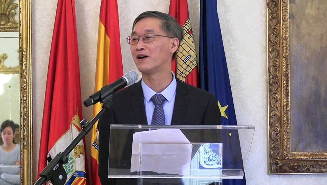 El embajador de China se interesa por el aprendizaje del español entre sus universitarios