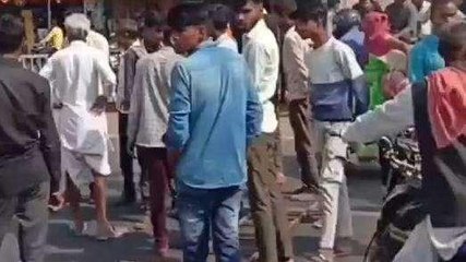 आगर मालवा: कृषि उपज मंडी मे फ़सल तुलाई से नाराज किसान,जमकर किया हंगामा