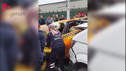Servis minibüsü taksiye çarptı