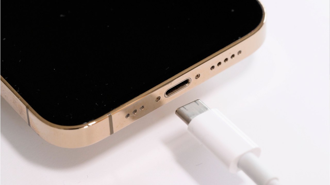 Handy lädt nicht richtig: Wie reinigt man die Ladebuchse seines Handys?