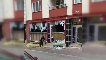 Dedikodulara sinirlenen genç kadın, masaj salonunun camlarını kazmayla paramparça etti