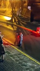 Idoso embriagado faz serenata a polícias após embater contra sinal