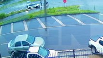 Impressionante: Vídeo mostra momento em que carro aquaplana e atropela homem na BR-467