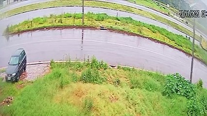 Câmera flagra carro capotando após atropelamento na BR-467