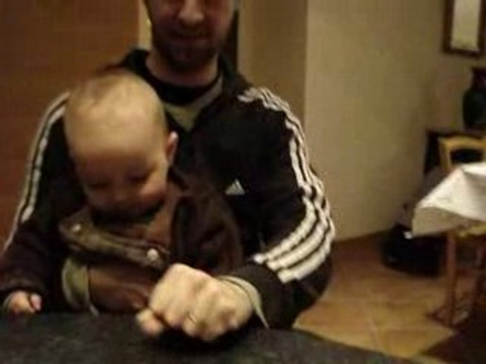 Gaël s'amuse avec la main de papa (23 mars 2008)