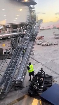 Funcionários de aeroporto criticados por tratamento de cadeira de rodas