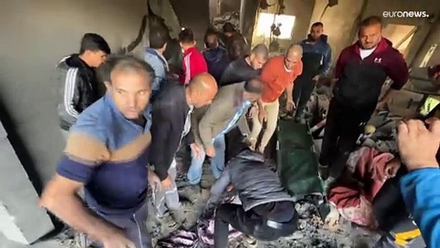 شاهد: فلسطينيون يبحثون عن قتلاهم وسط الركام في خانيونس