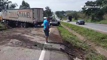 Carro e carreta se envolvem em acidente na BR-040, em Esmeraldas