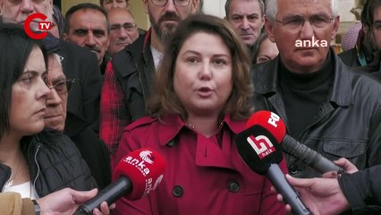 Скачать видео: Çorlu tren faciası davası ertelendi... Oğlunu kaybeden Mısra Öz feryat etti: 'Katiller belli!'