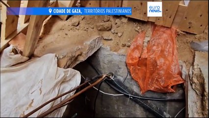 Exército israelita leva jornalistas a um túnel sob o complexo do hospital al- Shifa, em Gaza