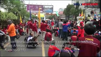Ribuan Buruh Blokir Jalan Utama di Bekasi Tuntut Kenaikan Upah