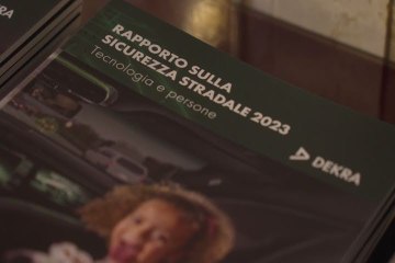 Incidenti stradali, smartphone alla guida è la prima causa - Video