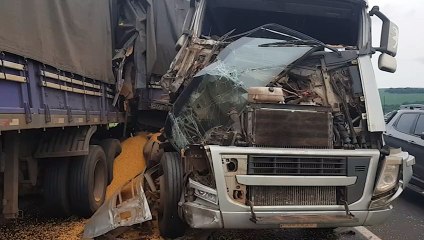 Forte colisão entre carretas é registrada na rodovia BR-163, em Sede Alvorada