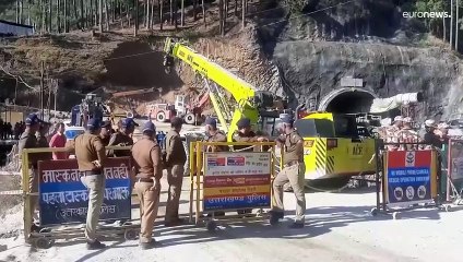 شاهد: الإسعاف الهندي يتأهب قرب النفق المنهار لإجلاء 41 عاملاً لازالوا محاصرين