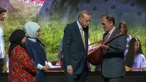 Aybüke öğretmenin bağlaması hediye edilen Cumhurbaşkanı Erdoğan, gözyaşlarına hakim olamadı
