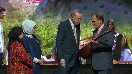 Download Video: Aybüke öğretmenin bağlaması hediye edilen Cumhurbaşkanı Erdoğan, gözyaşlarına hakim olamadı