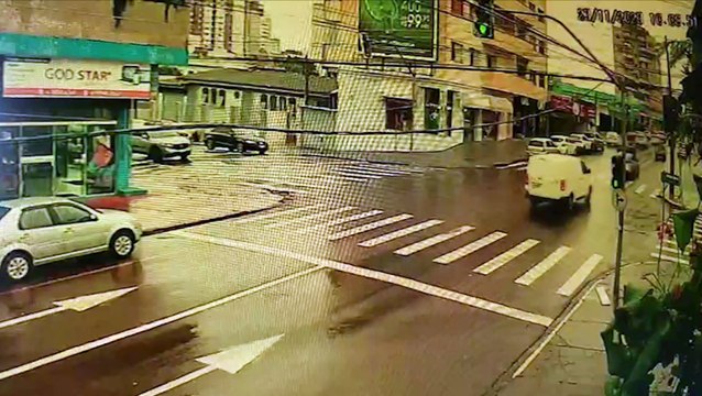 Câmera registra forte colisão entre Meriva e Honda HRV