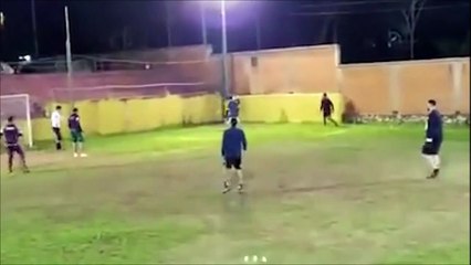 Ce footballeur met fin au match en un tir... vraiment mauvais