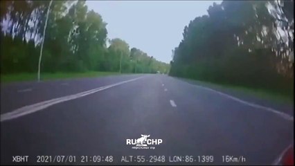 Un motard très chanceux va éviter le pire