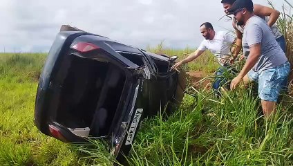 Condutora sofre ferimentos cabeça e no corpo após capotamento próximo ao trevo para Mariluz