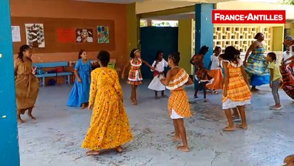 VIDÉO. Tenues traditionnelles : à la Pointe des Nègres, les écoliers ont joué le jeu !