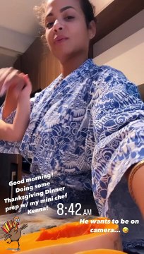 Et pour les préparatifs, elle a fait appel à son jeune fils Kenna ce jeudi 23 novembre 2023. Elle a même partagé une vidéo où mère et fils sont très complicesChristina Milian et son fils Kenna. Instagram. Le 23 novembre 2023.